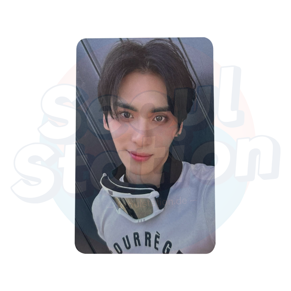 SF9 - FANTASY (14th Mini Album) - Apple Music Photo Card (blue back) taeyang