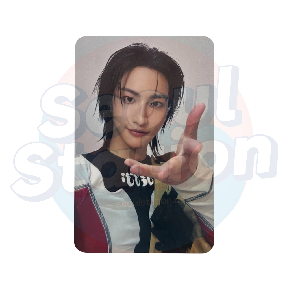 ATEEZ - ANITEEZ IN TREASURE - OFFICIAL MD Photocard - Reaching Out Ver. Seonghwa