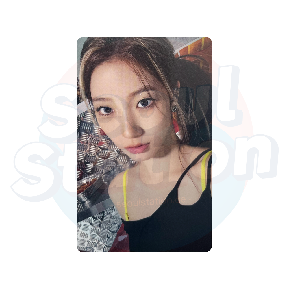 LE SSERAFIM - 1st Single Album 'SPAGHETTI' - PHOTOBOOK Ver. - WEVERSE Photocard kazuha