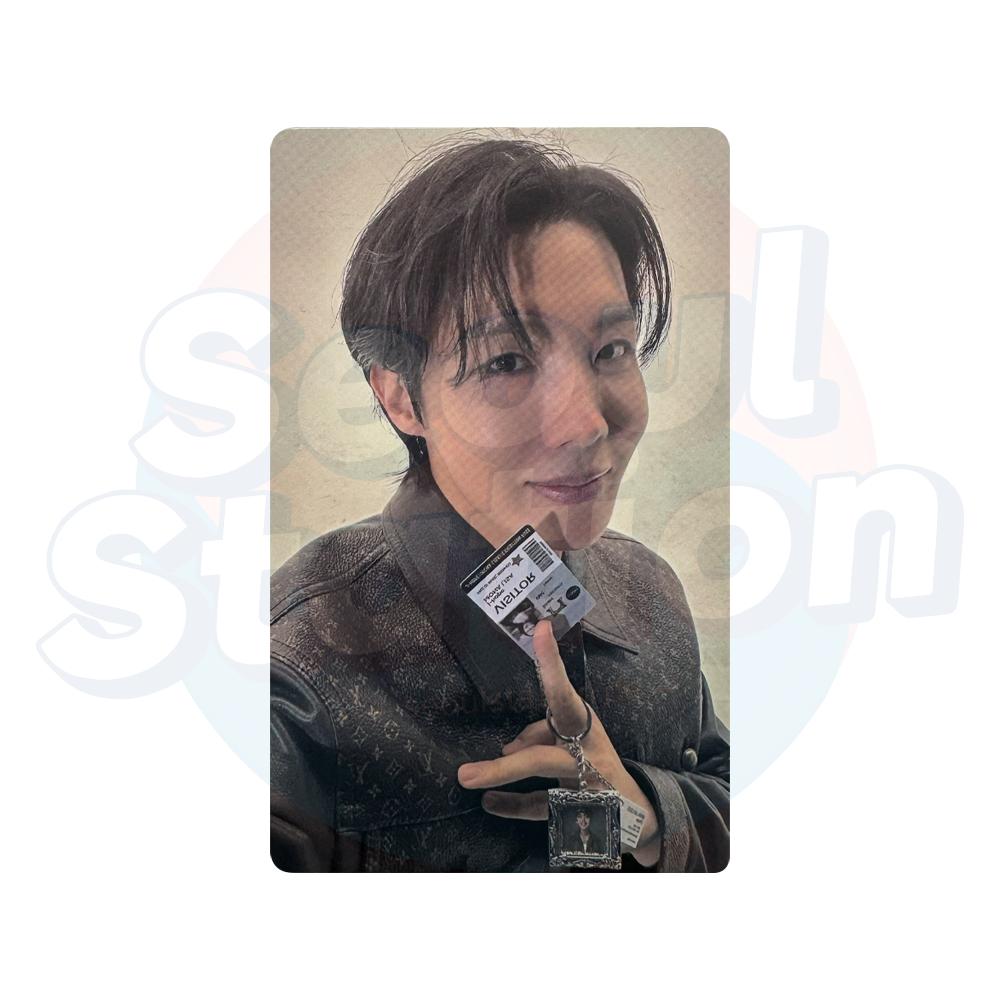 J-HOPE - CHARM OF HOPE - LOLLAPALOOZA Live - WEVERSE Lucky Draw Photocard holding card