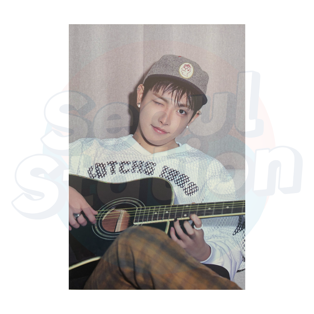 ATEEZ - 2026 Fanmeeting 'ANITY'S VOYAGE : TINY MYSTERY' - Official MD Postcard - HONGJOONG Ver. seoulstation.de playing guitar