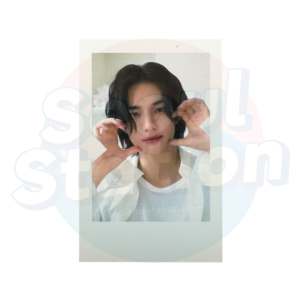 Stray Kids - Perfect Day With SKZ - 2024 Stray Kids Season's Greetings - Polaroid Photo Card (square corners) hyunjin With Mu U
