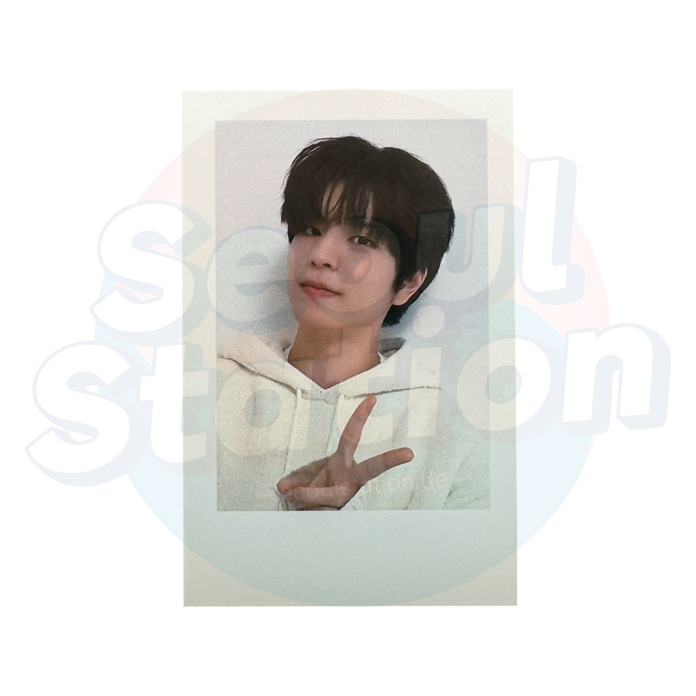 Stray Kids - Perfect Day With SKZ - 2024 Stray Kids Season's Greetings - Polaroid Photo Card (square corners) seungmin With Mu U