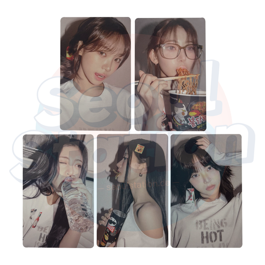 LE SSERAFIM - 5th Mini Album: HOT - WEVERSE Photo Card (Weverse Album Ver.)