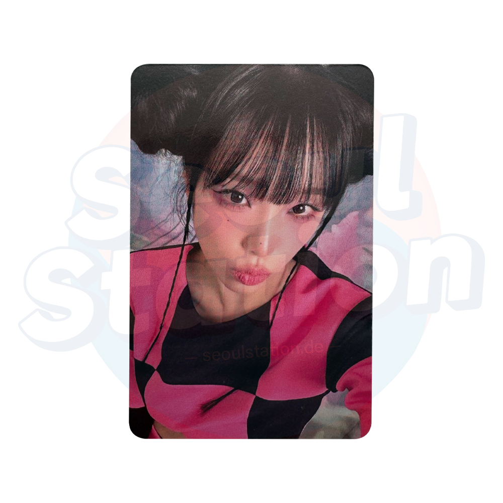 CHOI YENA - NEMONEMO - PHOTOBOOK Ver. - Apple Music Photo Card pink & black checkerboard