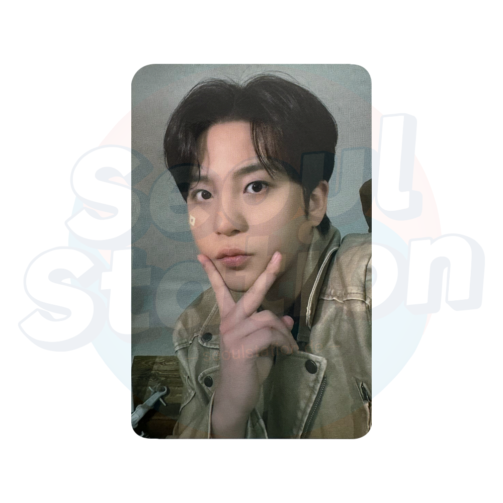 ATEEZ - ANITEEZ IN TREASURE - Trading Card - Jongho peace sign chin