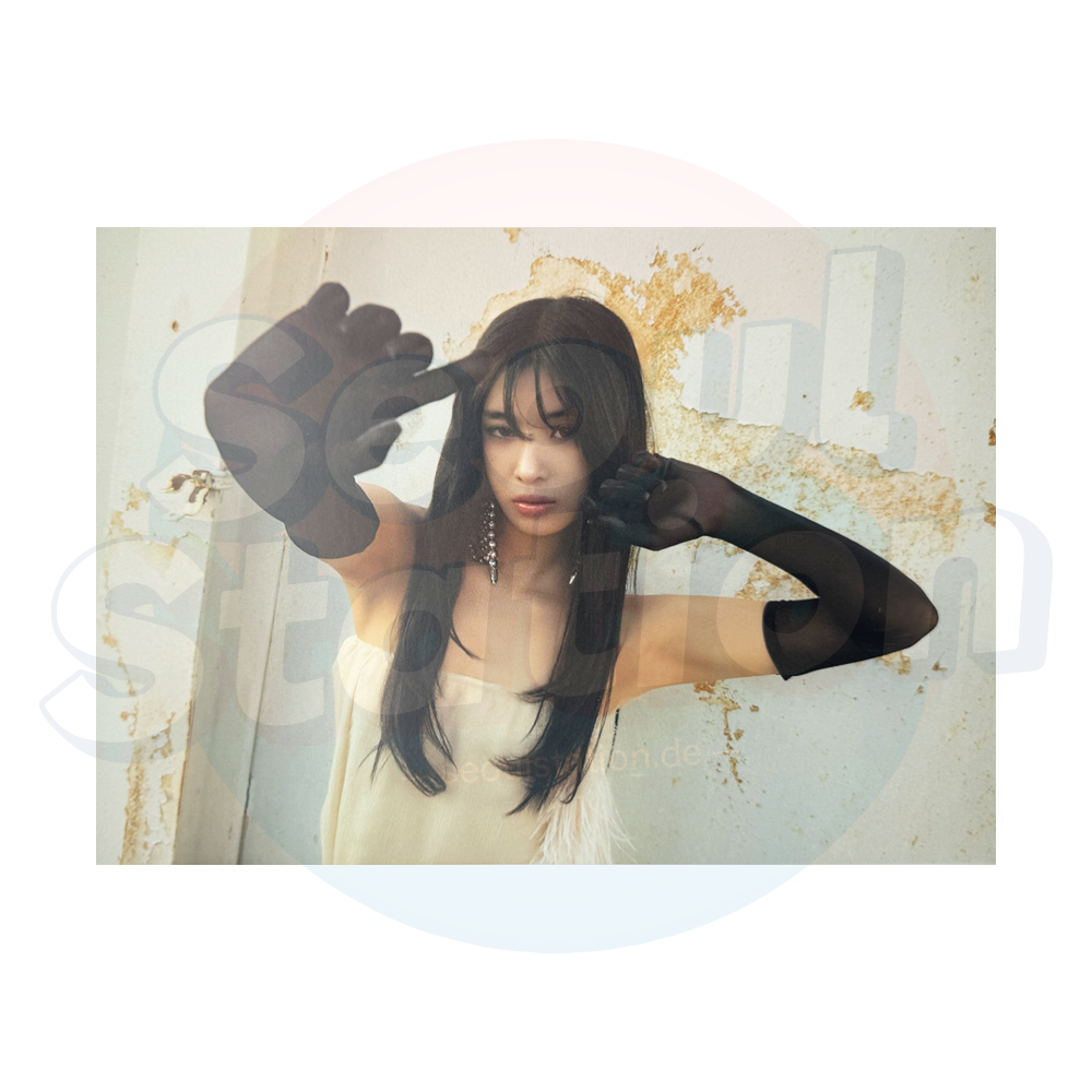 KATSEYE - 2nd EP 'BEAUTIFUL CHAOS' - SOUNDWAVE Lucky Draw Mini-Poster sophia