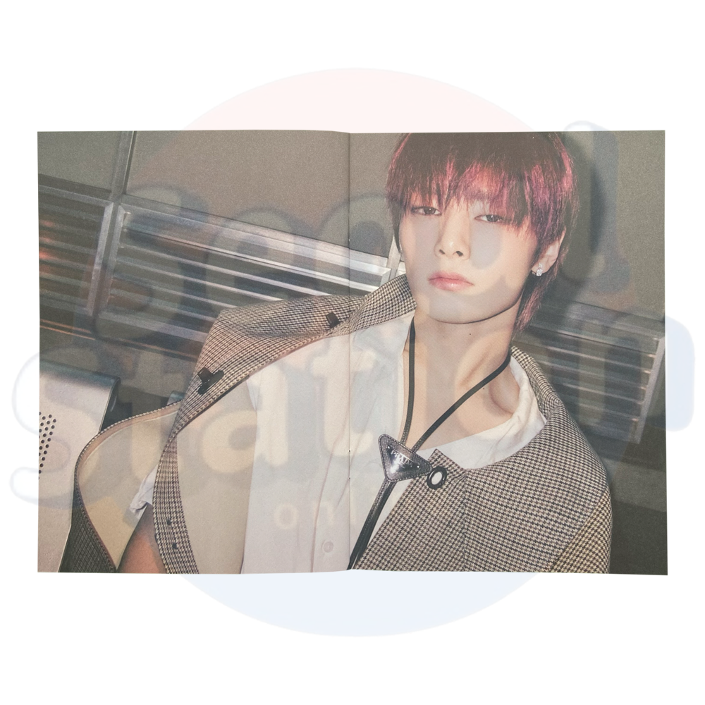 Stray Kids - The 3rd Album '5-STAR' - Photo Booklet Blue Ver. Page 13-14