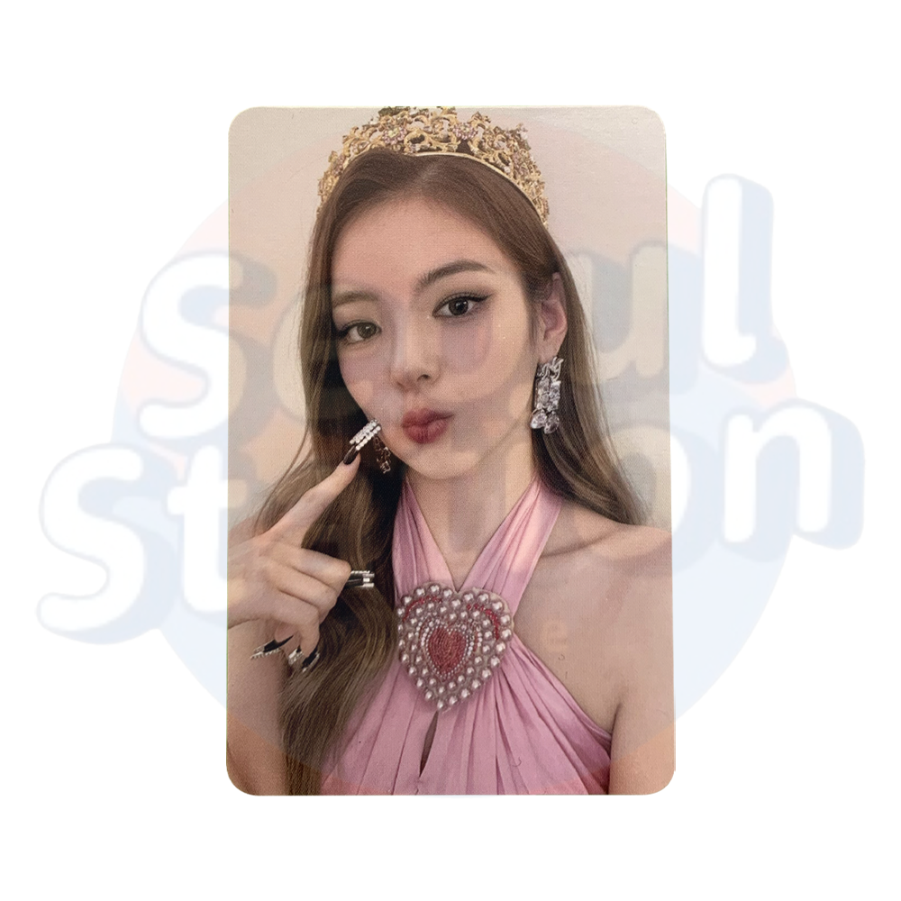 ITZY - CHECKMATE - Photo Card - Princess Ver. (black back) lia