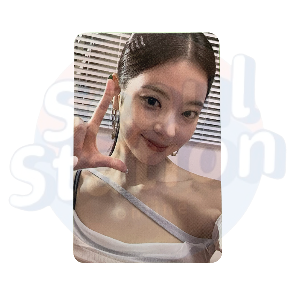 ITZY - CHESHIRE - Limited Edition Photo Card lia (purple back)