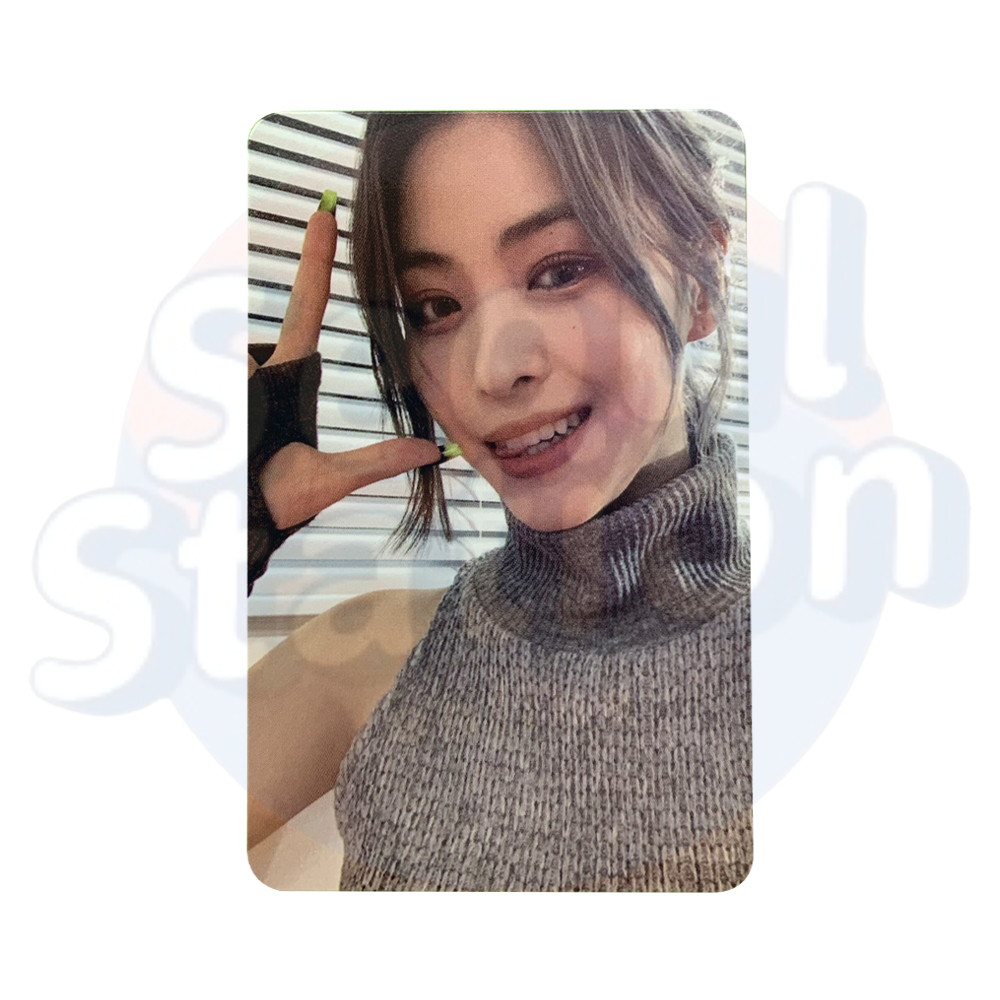 ITZY - CHESHIRE - Limited Edition Photo Card ryujin (purple back)