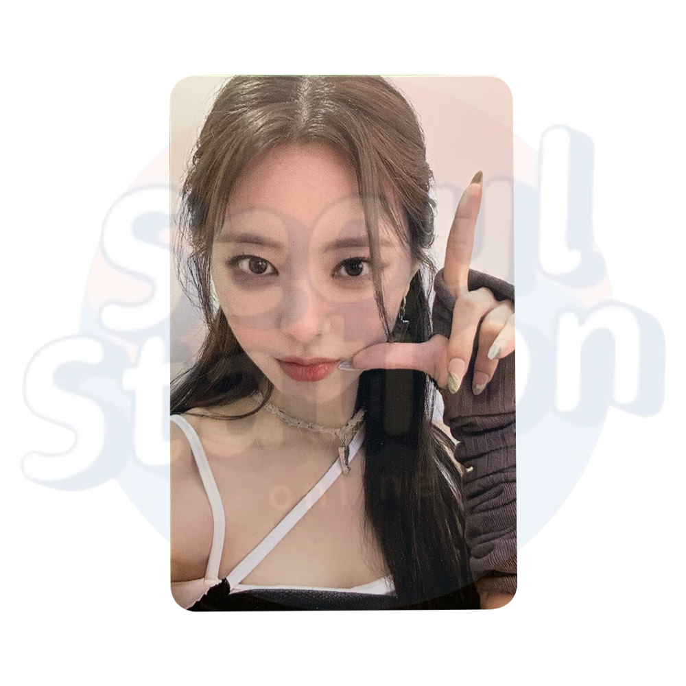 ITZY - CHESHIRE - Limited Edition Photo Card yuna (purple back)