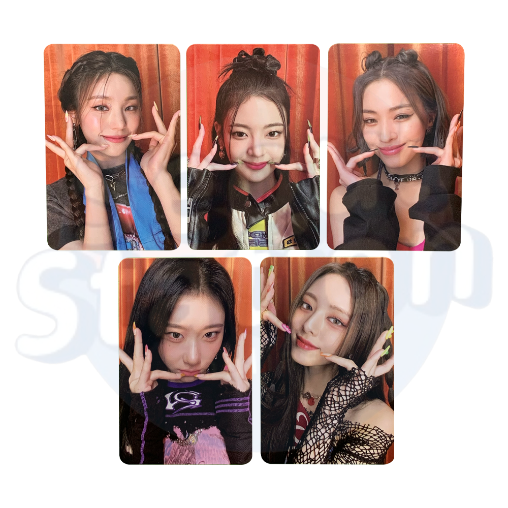 ITZY - CHESHIRE - Limited Edition Photo Card (red back) - B-WARE (bitte lese die Beschreibung)