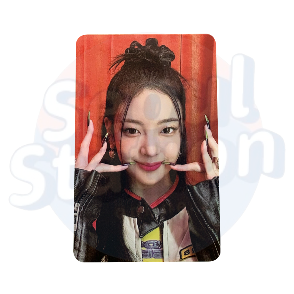 ITZY - CHESHIRE - Limited Edition Photo Card (red back) - B-WARE (bitte lese die Beschreibung) lia