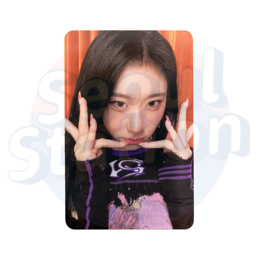 ITZY - CHESHIRE - Limited Edition Photo Card (red back) chaeryeong