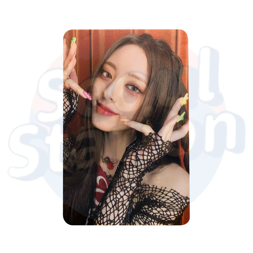 ITZY - CHESHIRE - Limited Edition Photo Card (red back) - B-WARE (bitte lese die Beschreibung) yuna