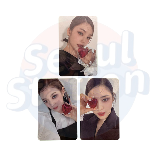 ITZY - CHECKMATE - Photo Card - Heart Crystal Ver. (black back)