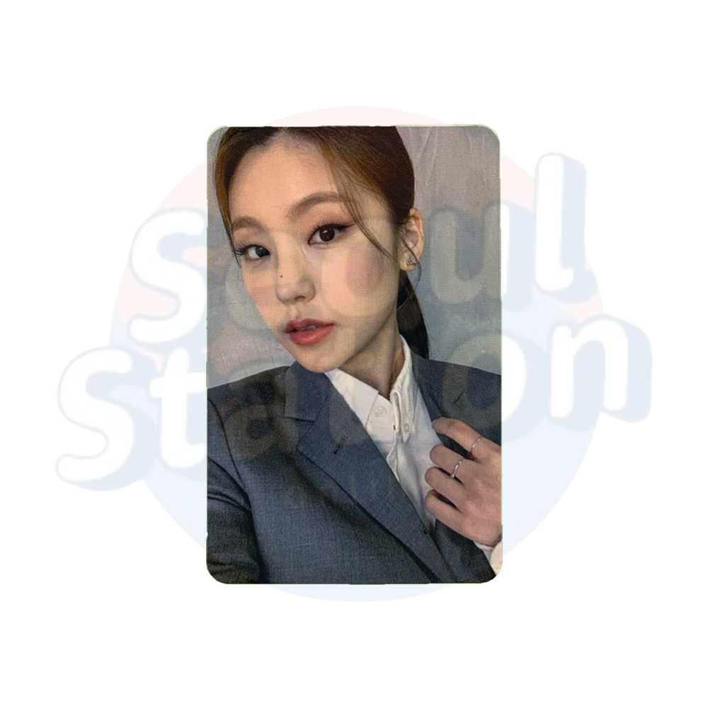 ITZY - CHECKMATE - Soundwave Holo Photo Card - Suit Ver. Yeji