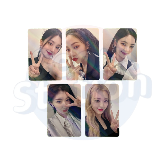 ITZY - CHECKMATE - With Mu U Holo Photo Card - Peace Sign Ver.