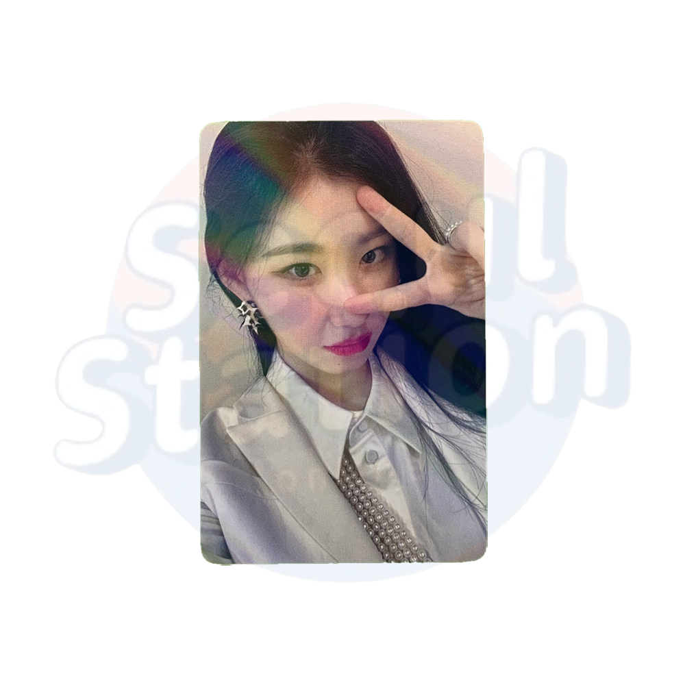 ITZY - CHECKMATE - With Mu U Holo Photo Card - Peace Sign Ver. Chaeryeong