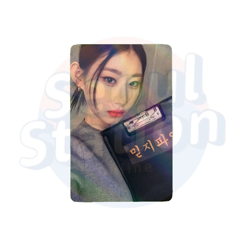 ITZY - CHECKMATE - With Mu U Holo Photo Card - Office Ver. Chaeryeong
