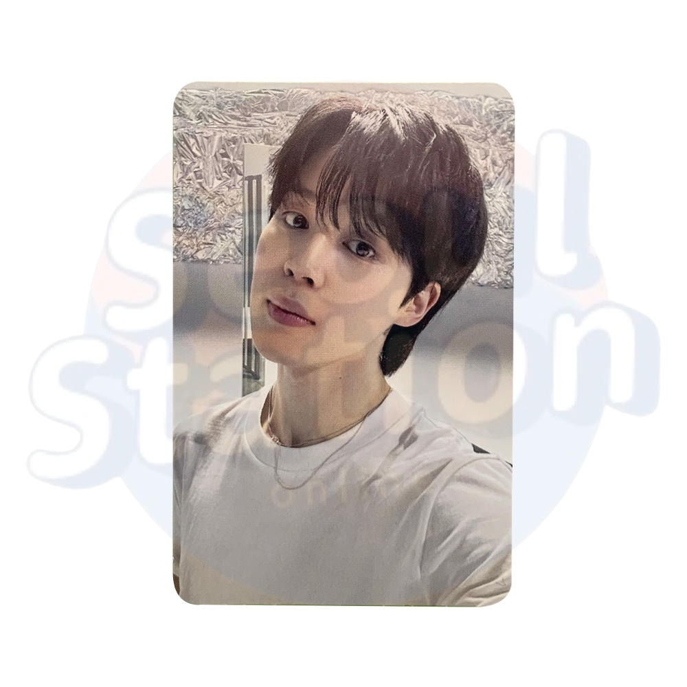 JIMIN - FACE - Soundwave (black back) head tilted to the right Photo Card