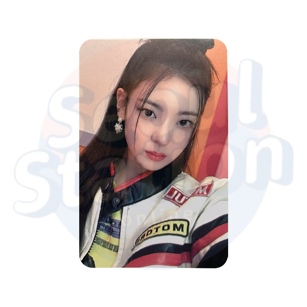 ITZY - CHESHIRE - Limited Edition Photo Card Lia