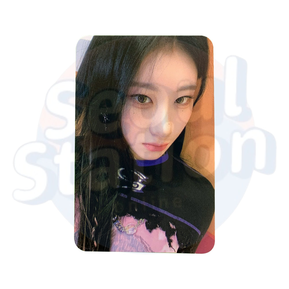 ITZY - CHESHIRE - Limited Edition Photo Card Chaeryeong