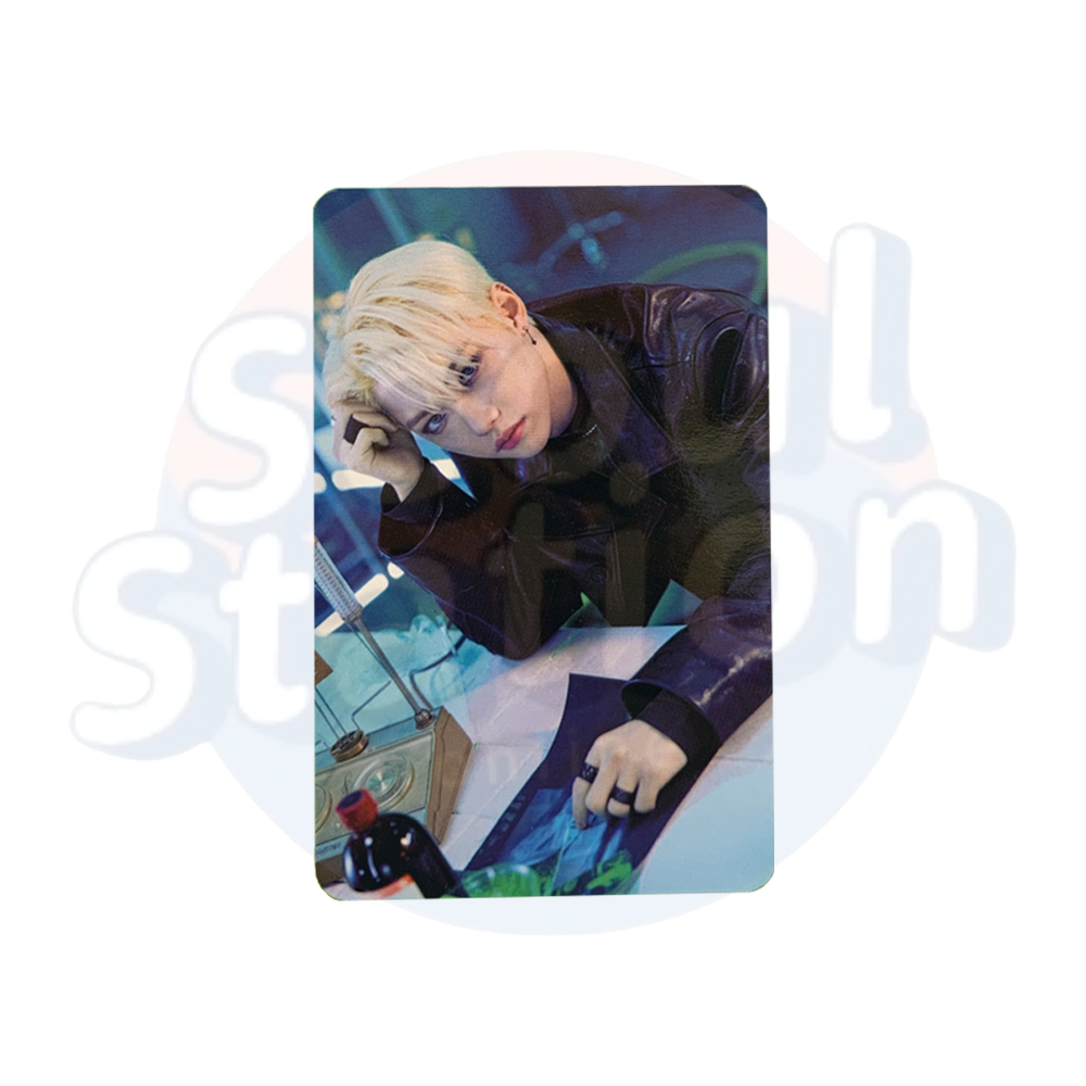 Stray Kids - Felix - 2nd WORLD TOUR - MANIAC IN SEOUL - Photo Card touching head