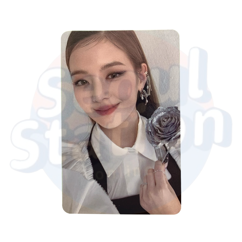 ITZY - CHECKMATE - Photo Card - Rose Ver. (white back) lia