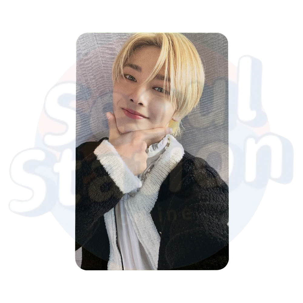 Stray Kids - The Second Photobook: STAY IN STAY in Jeju - JYP Shop Photo Card i.n holding chin