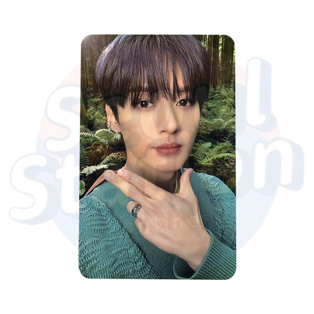 Stray Kids - The Second Photobook: STAY IN STAY in Jeju - JYP Shop Photo Card lee know finger gun