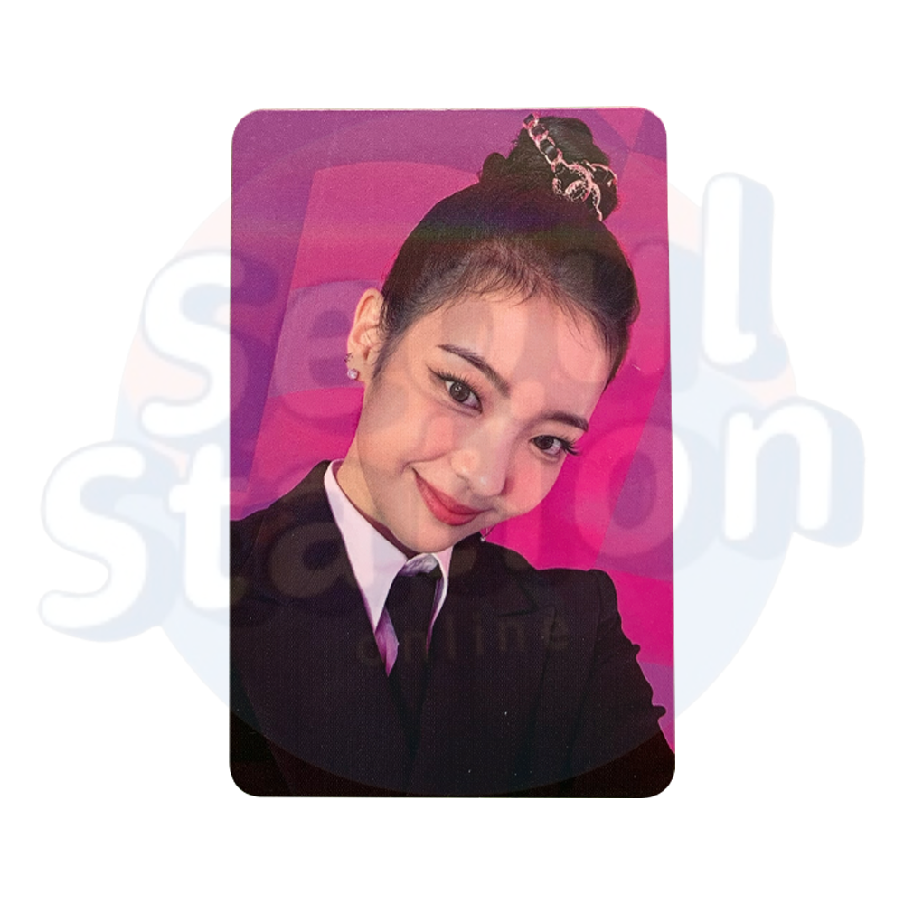 ITZY - CHESHIRE - SOUNDWAVE Holo Photocard – Seoulstation.de ITZY - CHESHIRE - SOUNDWAVE Holo Photocard – Seoulstation.de