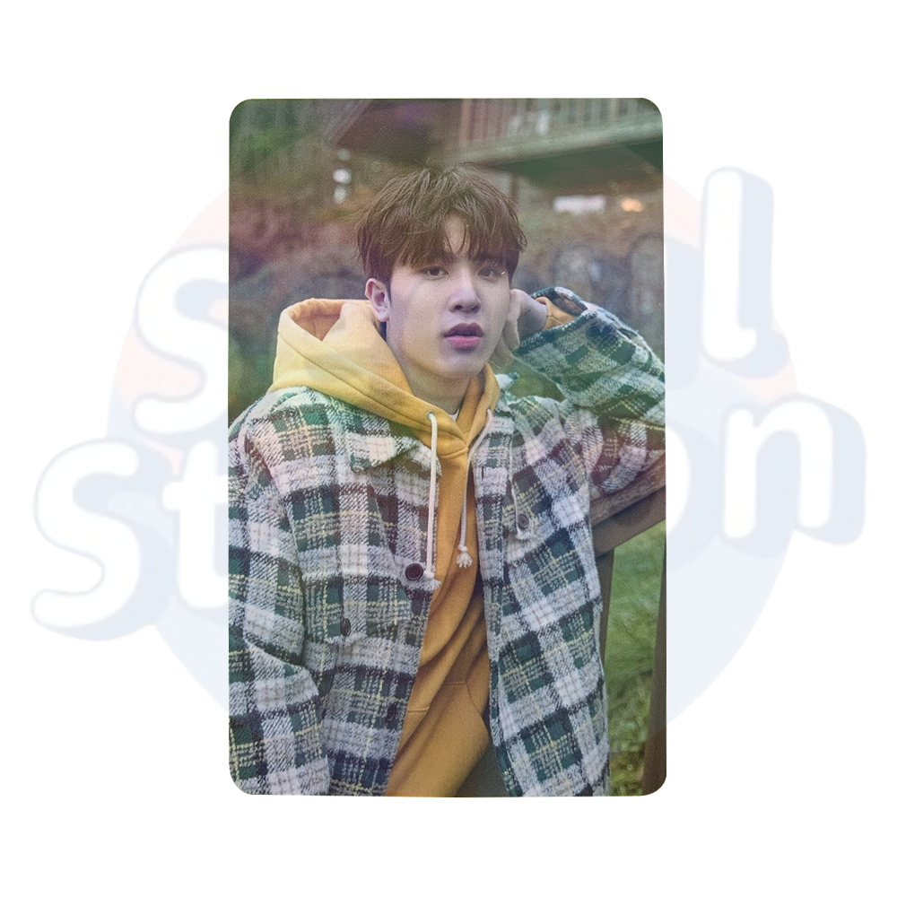 TREASURE - 2022 Welcoming Collection: Winter Camp In Everland  - WEVERSE Holo Photo Card junghwan