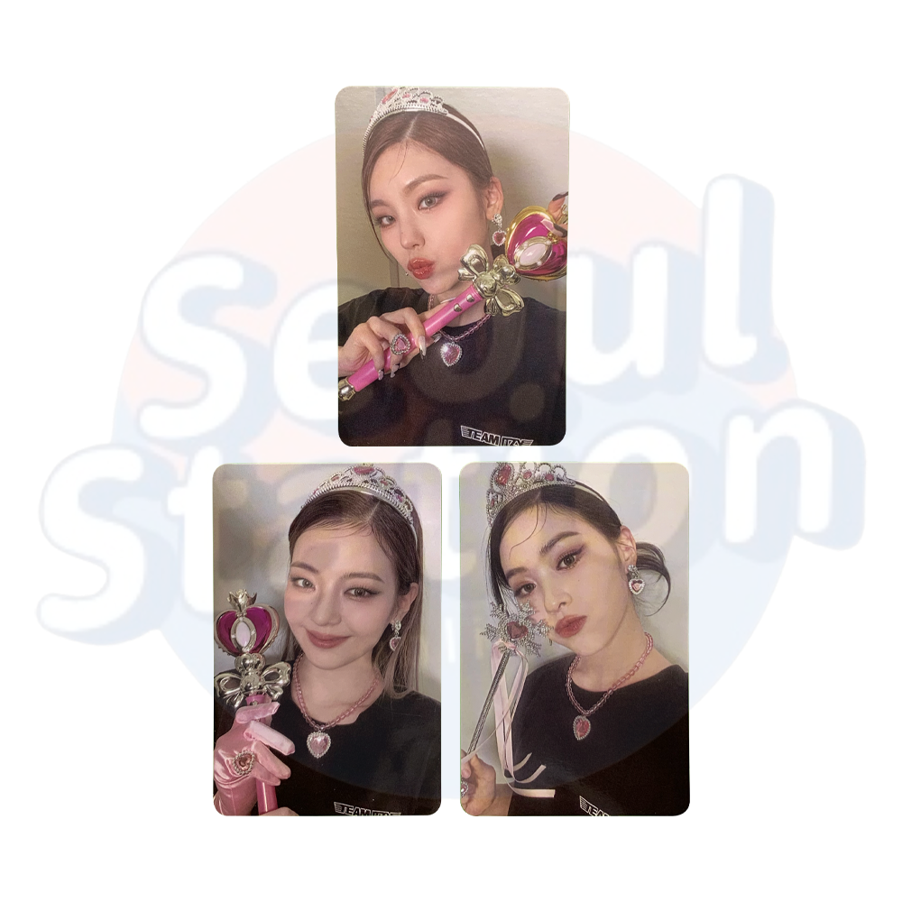 ITZY - CHECKMATE - Photo Card - Scepter Ver. (black back)
