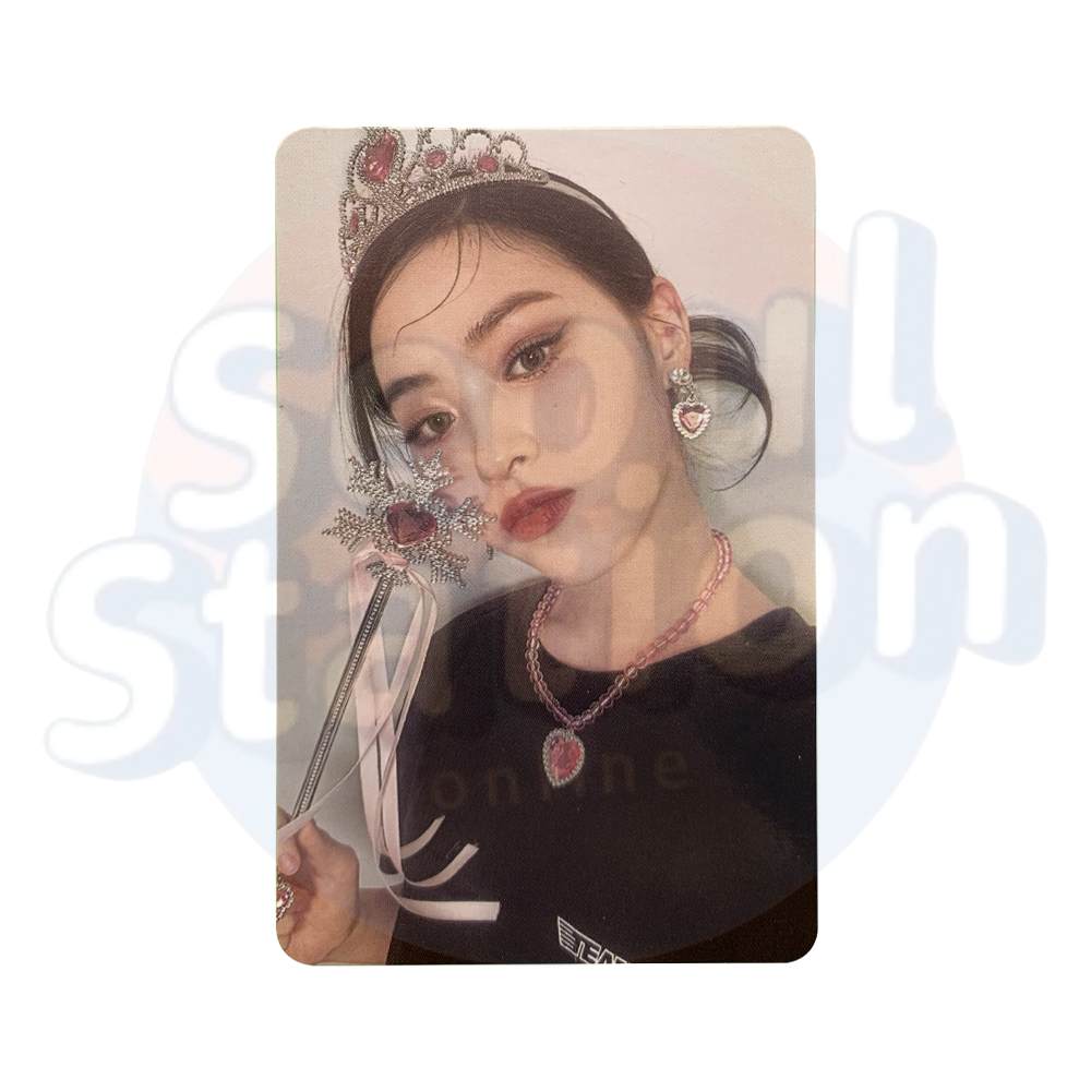 ITZY - CHECKMATE - Photo Card - Scepter Ver. (black back) ryujin
